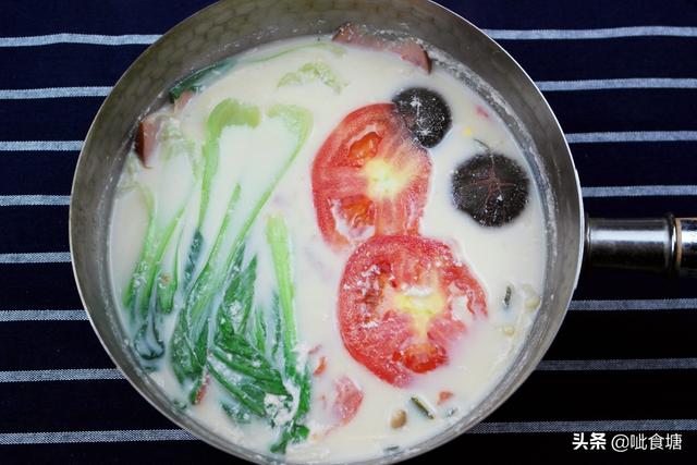 家常版麻辣烫，汤底鲜美奶香十足，十分钟就做好，过瘾解馋