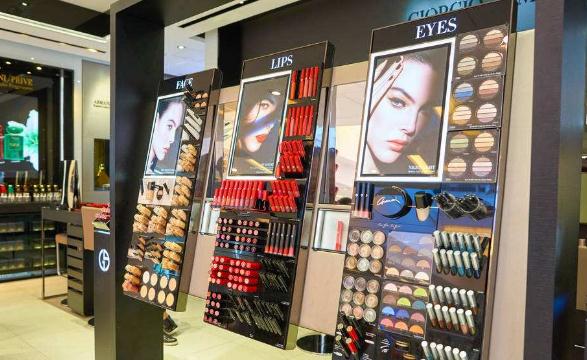 不做会计转行开化妆品店，他的几个加盟店年营收500万