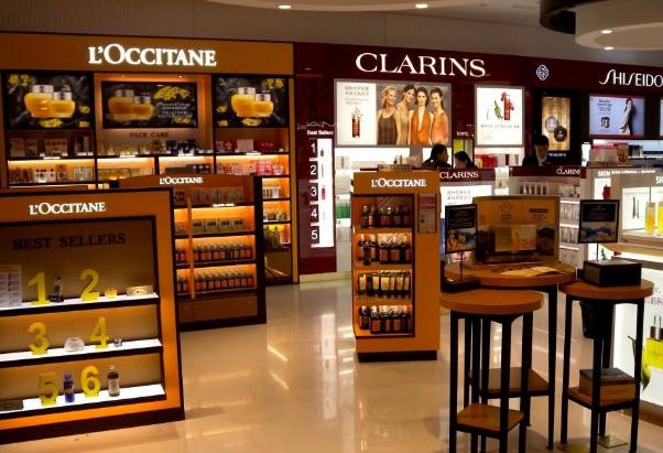 不做会计转行开化妆品店，他的几个加盟店年营收500万