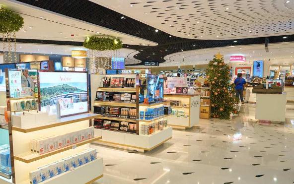 不做会计转行开化妆品店，他的几个加盟店年营收500万