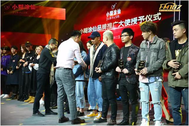 大手笔签约20名歌手推广品牌，小糊涂仙下的什么棋？