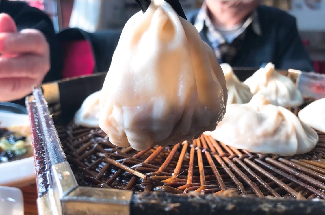 封住汤汁美味，正确优雅地吃小笼包总共分几步？