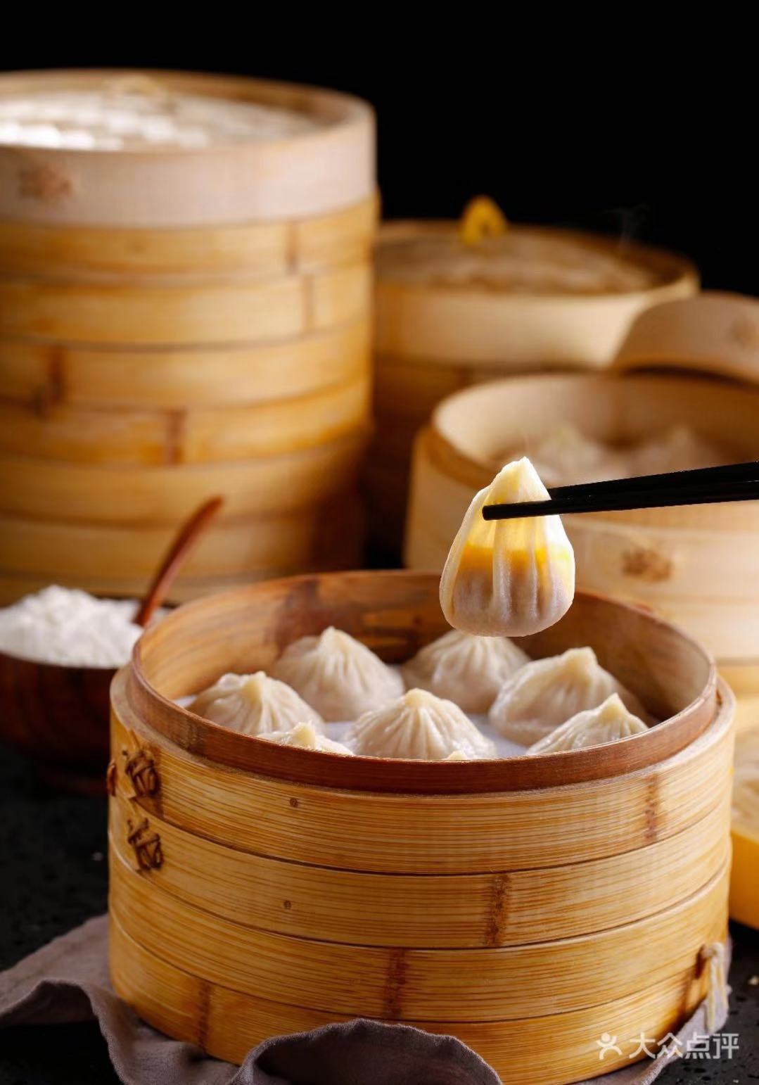 封住汤汁美味，正确优雅地吃小笼包总共分几步？