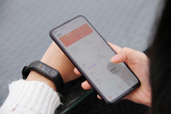 荣耀手环5i评测 USB随拆随充 高性价比的运动健康伴侣