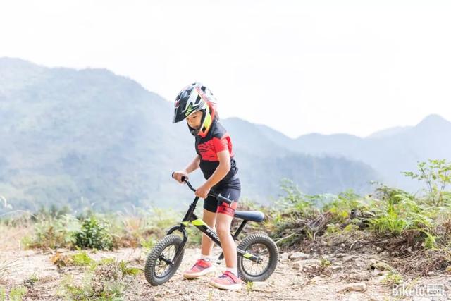 迪卡侬RUNRIDE 900竞赛级全盔，儿童平衡车安全骑行必备