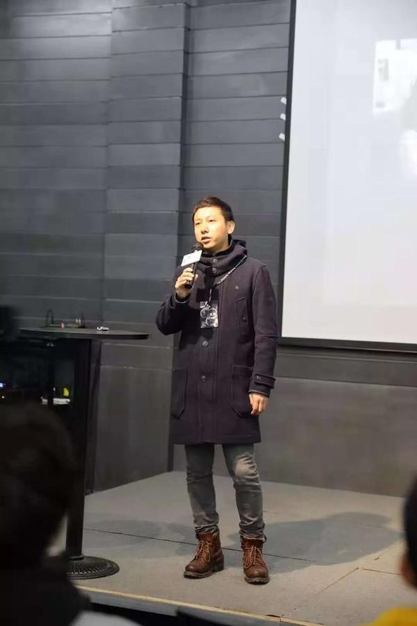 为吸引学生上编程网课，上大副教授在线“变身”萝莉