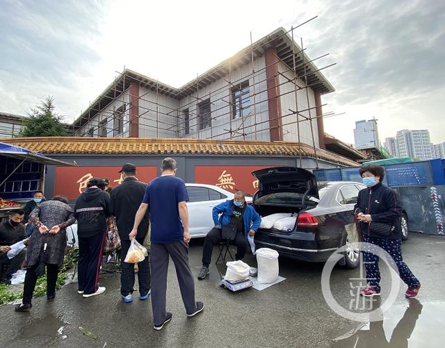 哈尔滨摆地摊减免相关费用，私家车后备箱变摊位