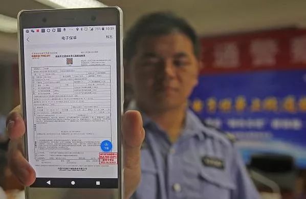 各位车主：车上这些标志可以不贴