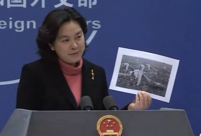 华春莹称新疆棉花这么好不用是损失，还拿出两张照片戳破谎言