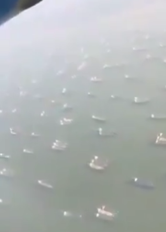 苏伊士运河搁浅货轮船头破损灌水，数千牛羊被堵河面，画面震撼