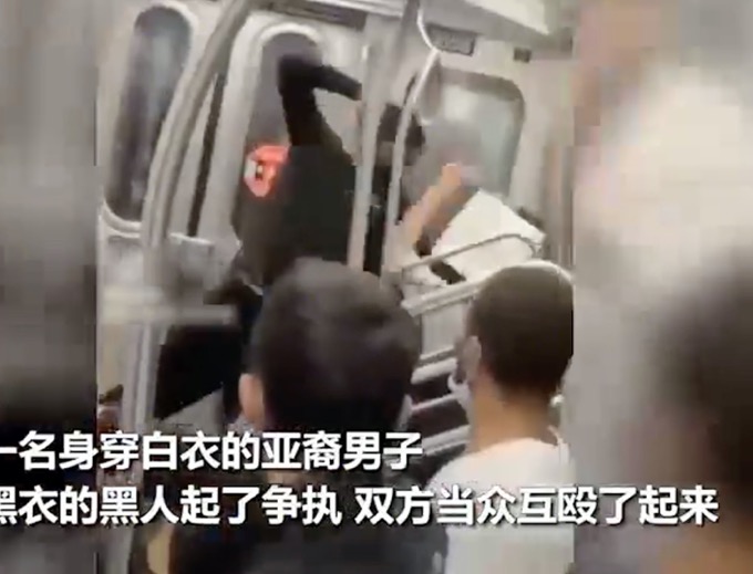 亚裔在纽约地铁遭黑人毒打，瞬间被压制按座位上暴锤！众人冷眼旁观
