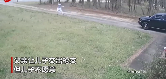 美国一对父子发生争执，在家门口掏枪“火拼”，网友：编剧都不敢这么写