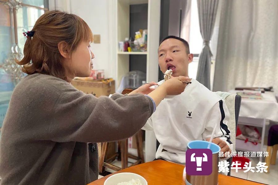 脑瘫少年用脚打游戏做直播，“想挣钱带妈妈去环游世界”