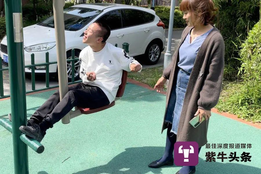 脑瘫少年用脚打游戏做直播，“想挣钱带妈妈去环游世界”
