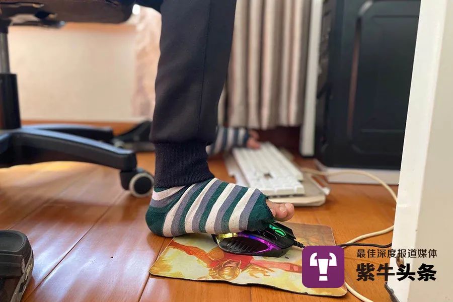 脑瘫少年用脚打游戏做直播，“想挣钱带妈妈去环游世界”