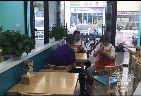 长春市宽城区有家蒸饺店，是9位心智障碍孩子的家长共同经营的