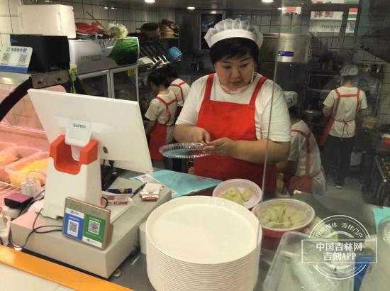 长春市宽城区有家蒸饺店，是9位心智障碍孩子的家长共同经营的