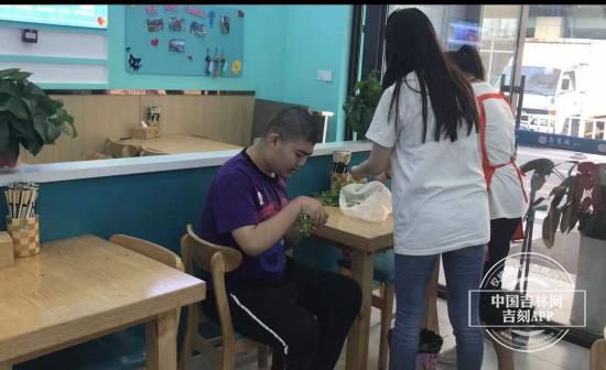 长春市宽城区有家蒸饺店，是9位心智障碍孩子的家长共同经营的