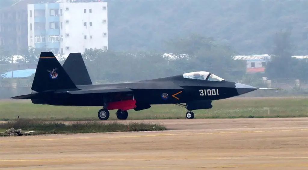 枢密院十号：关注中国隐身战机的老外都傻了：“我必须承认，我又无语了”