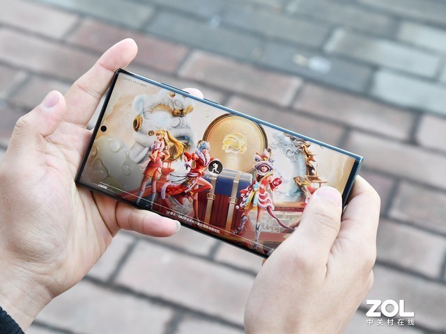 不止有等宽边框，三星Galaxy S22 Ultra屏幕还有这些“拿手好戏”