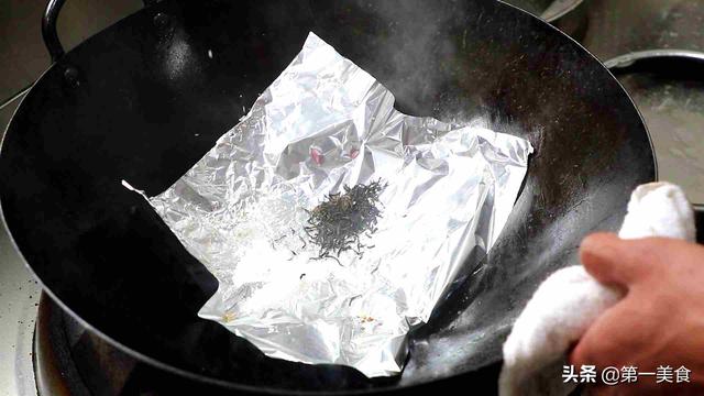 想吃熏肉不要买了，厨师长教你简单做法，做出的熏肉香咸不油腻