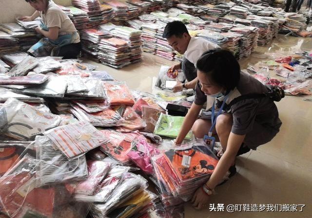 90后女子晚上摆地摊卖衣服日卖4千，摆地摊卖什么服装比较赚钱