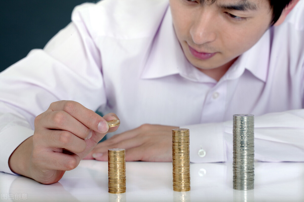 手上有5万闲钱，是放在银行存定期好，还是放余额宝里好？