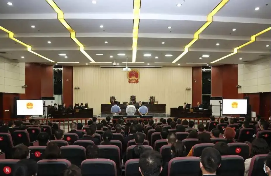 家藏茅台880瓶，他要么在喝酒要么在醒酒