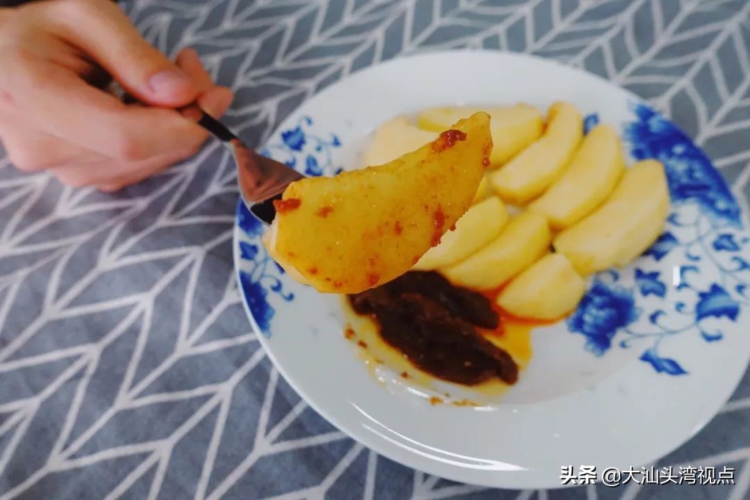 在潮汕，沙茶酱可以蘸一切