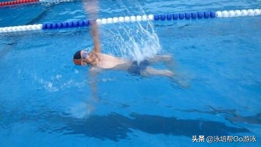 「仰泳的技术特点和动作要领」带你学会舒展流畅的仰泳