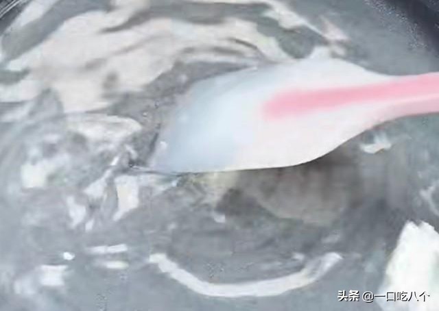 楼下陈大妈摆地摊一年赚30万，夏天摆地摊卖这个最合适不过了！