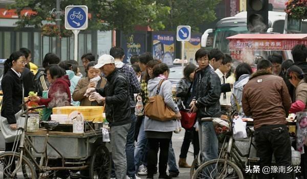 地摊经济开放，赚钱的机会多多，这两个项目本小利大比打工赚钱