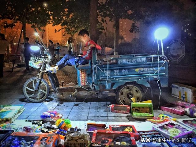 夜市中的玩具地摊，自己的摆摊见闻，说说卖什么玩具比较赚钱？
