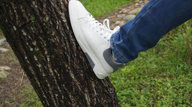 百丽男士小白鞋，舒适的易曲性和灵活性，有效减少足部的疲劳感
