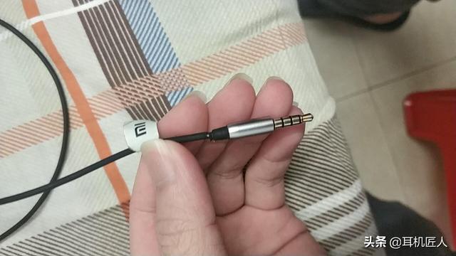 小米耳机只有一边有声音，这问题怎么解决