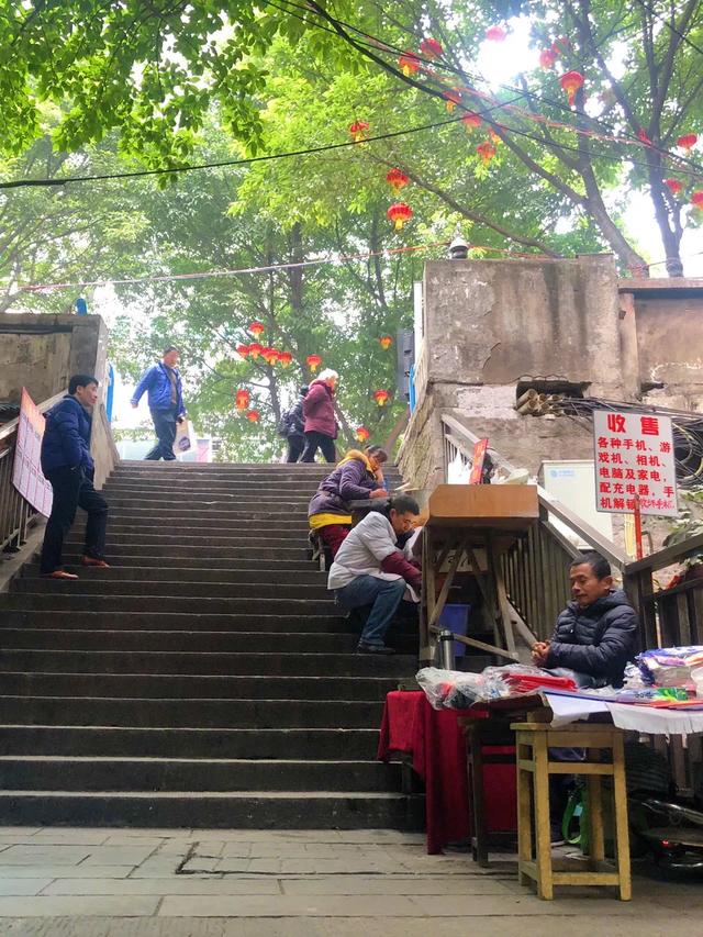 全员地摊时代来袭，重庆人摆摊卖什么最合适？
