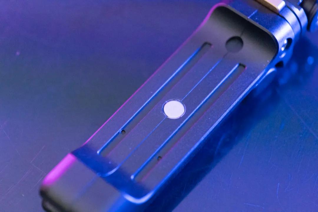 这个三脚架有点意思 支持索尼和佳能相机遥控操作