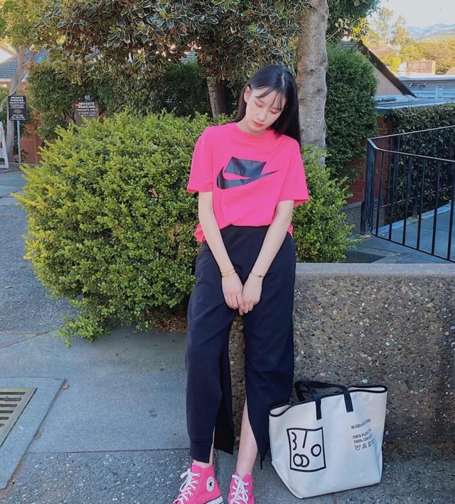 哪个颜色的衣服最显皮肤白？看看对比就知道