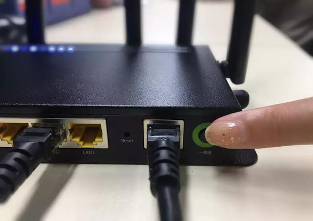忘了路由器密码你只会恢复出厂设置吗？其实还可以按这个键...