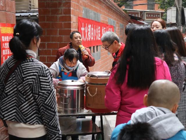 全员地摊时代来袭，重庆人摆摊卖什么最合适？