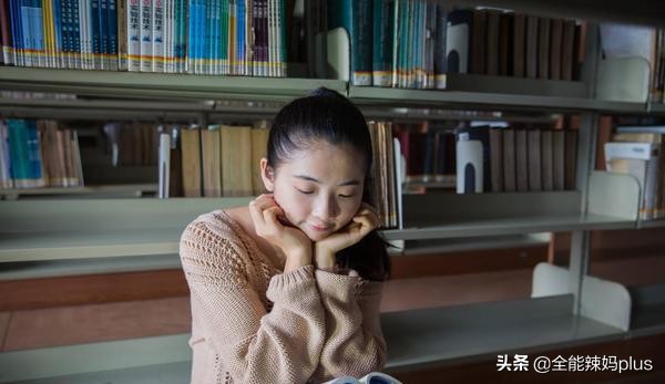 想看娃聪明与否，不用等他长大，从“小手掌”3个细节就能看出