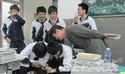 外国学校这么赚钱？靠学生违规玩手机来赚钱，玩一次105元就没了
