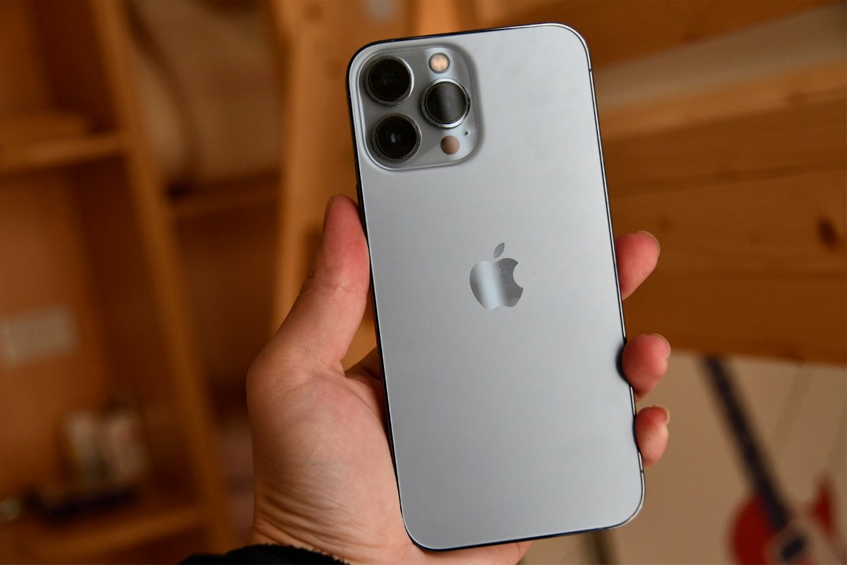 10倍光学变焦+120Hz屏，三星旗舰跌价2100元，iPhone 13 Pro不香了