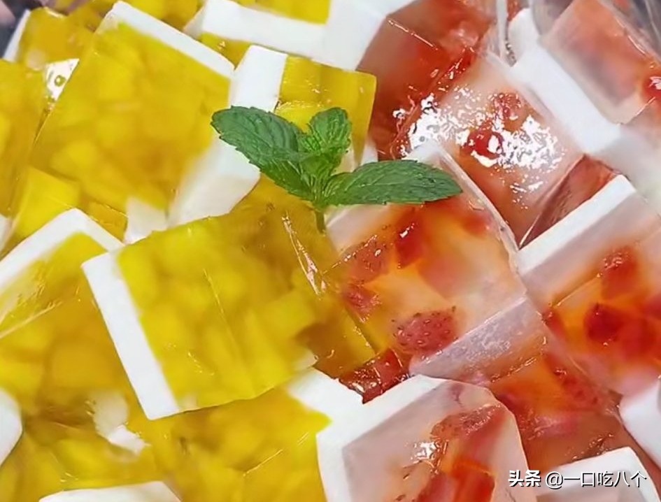 楼下陈大妈摆地摊一年赚30万，夏天摆地摊卖这个最合适不过了！