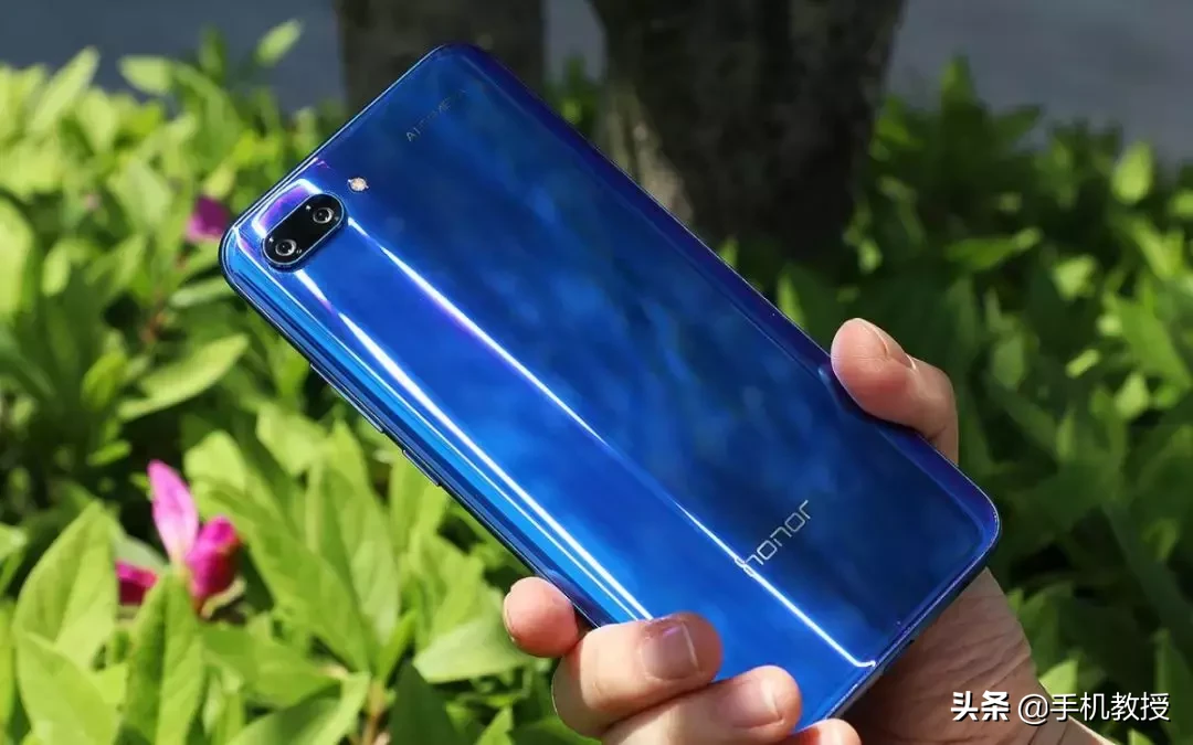 青春版手机为什么比标准版更便宜呢？原来是受这些原因影响了