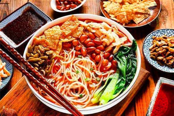 别做麻辣烫烧烤了，这4种夜市地摊小吃好吃易做竞争小，不赚都难