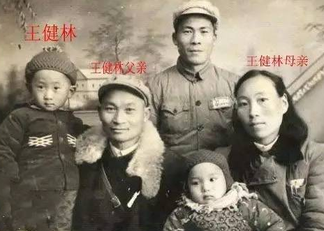 “白手起家”都是骗人的？看一下这3位首富的父亲，瞬间明白了