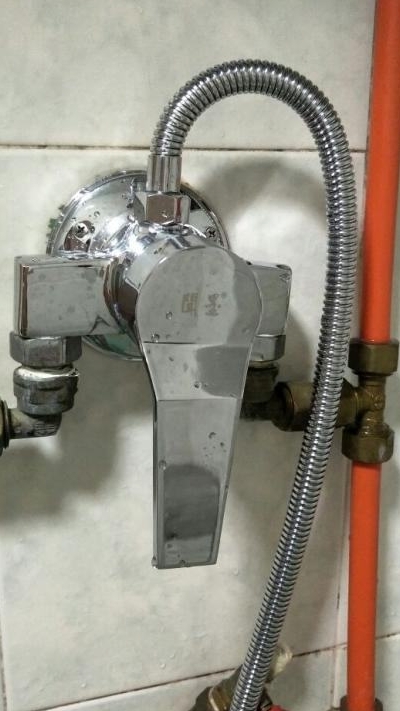 太阳能水管接法以及水管漏水时，该怎么处理呢？