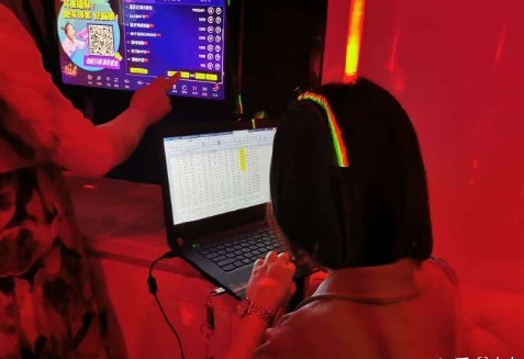 在ktv里抱着电脑加班是一种什么样的体验？