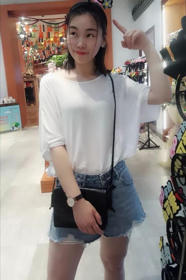 牛仔短裤的3种搭配，清爽时髦一整夏
